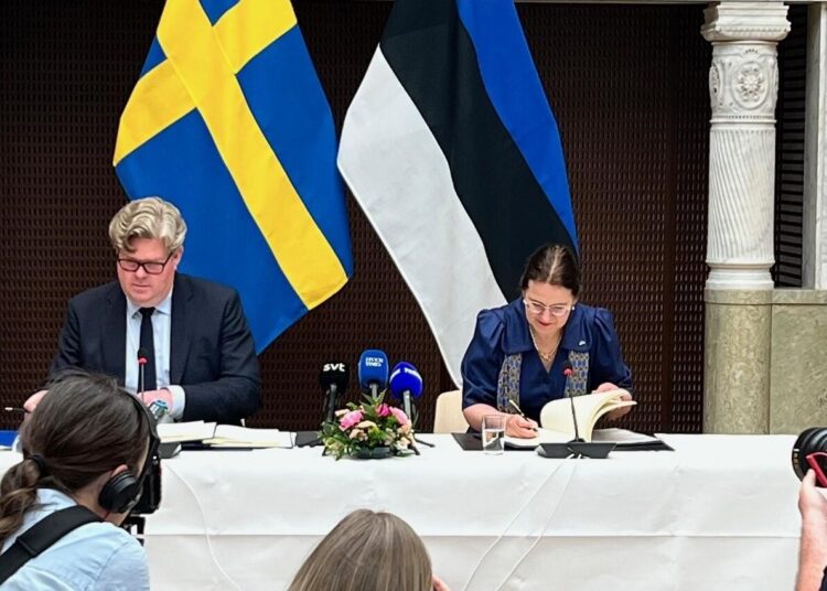 Vanglarendilepingu allkirjastamine. Gunnar Strömmer ja Liisa-Ly Pakosta. Foto: Justiits- ja digiministeerium