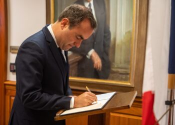 prantsusmaa peaminister ametist tagasi