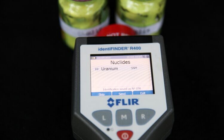 Kiirgusdetektor kinnitab, et tegu on uraaniga. Foto: ssg.gov / Gruusia riiklik julgeolekuteenistus