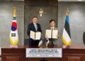 Eesti kaitseminister Hanno Pevkur ja Lõuna-Korea kaitseminister Ahn Gyu-back allkirjastasid kahe riigi kaitsekoostöö leppe. Foto: Kaitseministeerium