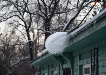 Katuse puhastamine lumest. Pilt: Envato