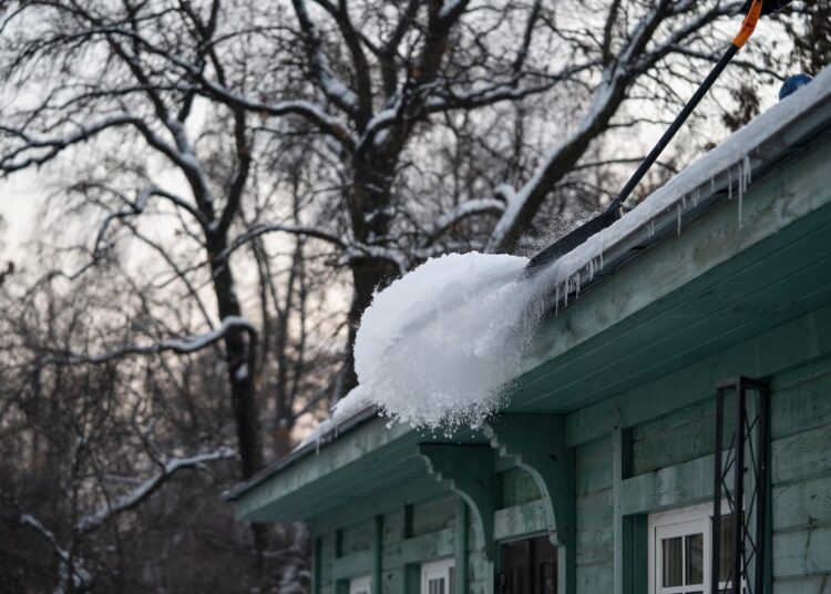 Katuse puhastamine lumest. Pilt: Envato