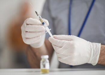 Tallinna Kiirabi kehtestas 2021. a märtsis riskianalüüsi järel töötajate vaktsineerimise nõude, lisades ametijuhenditesse tingimuse, et töö eeldab kaitset ohtliku nakkushaiguse vastu. Pilt: Envato