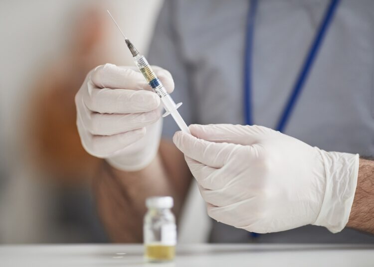 Tallinna Kiirabi kehtestas 2021. a märtsis riskianalüüsi järel töötajate vaktsineerimise nõude, lisades ametijuhenditesse tingimuse, et töö eeldab kaitset ohtliku nakkushaiguse vastu. Pilt: Envato