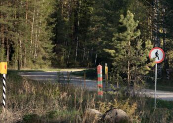 Saatse "saabast" tohib läbida vaid auto või jalgrattaga, mitte jala. Riigipiiri tähistavale postile ei tohi minna lähemale kui 10 meetrit ning piiripostidest fotode tegemine ei ole lubatud. Foto: Visit Setomaa