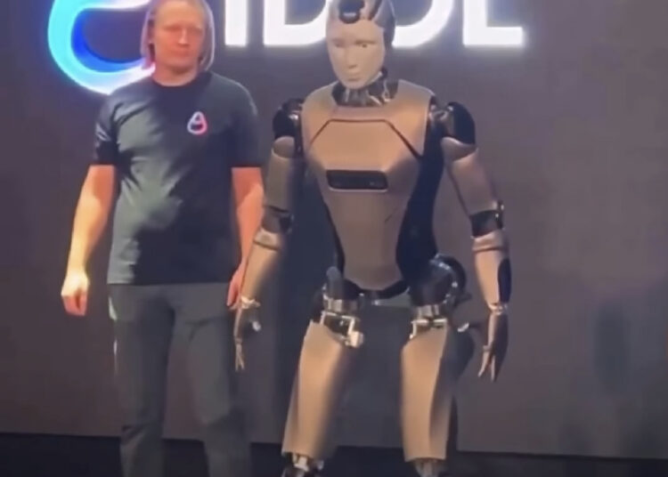 Vene humanoidrobot kukkus esitlusel näoli maha.