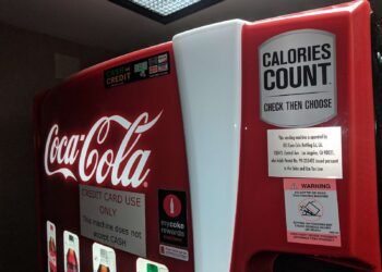 Coca-Cola 2018. aasta vastuoluline kampaania „Kalorid loevad“ pälvis kriitikat, kuna seostas ülekaalu pigem vähese liikumise kui suhkrurikaste jookidega. Foto: Wikimedia / Davidwbarratt