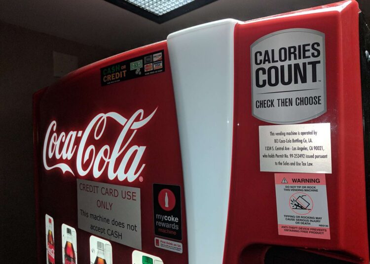 Coca-Cola 2018. aasta vastuoluline kampaania „Kalorid loevad“ pälvis kriitikat, kuna seostas ülekaalu pigem vähese liikumise kui suhkrurikaste jookidega. Foto: Wikimedia / Davidwbarratt