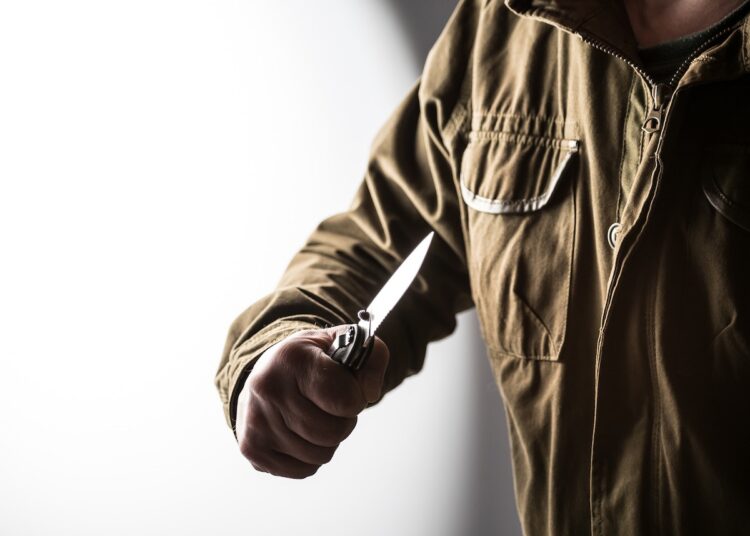 Mees pussitas politseinike silme all oma elukaaslast. Foto on illustratiivne. Pilt: Envato