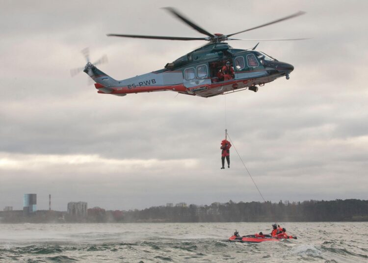 Siseministeeriumi ametkondade vahelise koostöö raames läbiviidud merepäästealane praktiline koolitus 14.11.2011. Foto: PPA