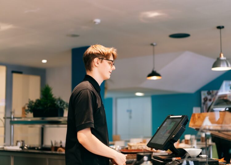 Koolivaheajal jääb 15-aastastele kehtima võimalus töötada kuni kaheksa tundi päevas ja 40 tundi nädalas. Foto on illustratiivne. Pilt: Envato