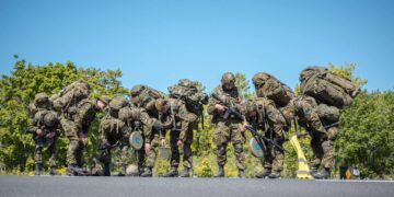 Vahipataljoni nooremallohvitseri kursuse lõpurännak 2023. aastal. Foto on illustratiivne. Foto: mil.ee