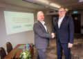 Prisma Peremarketi juhatuse esimees Ilkka Alarotu ja Coop Eesti Keskühistu juhatuse esimees Rainer Rohtla 7. aprillil tehingu avalikustamisel. Foto: Andras Kralla