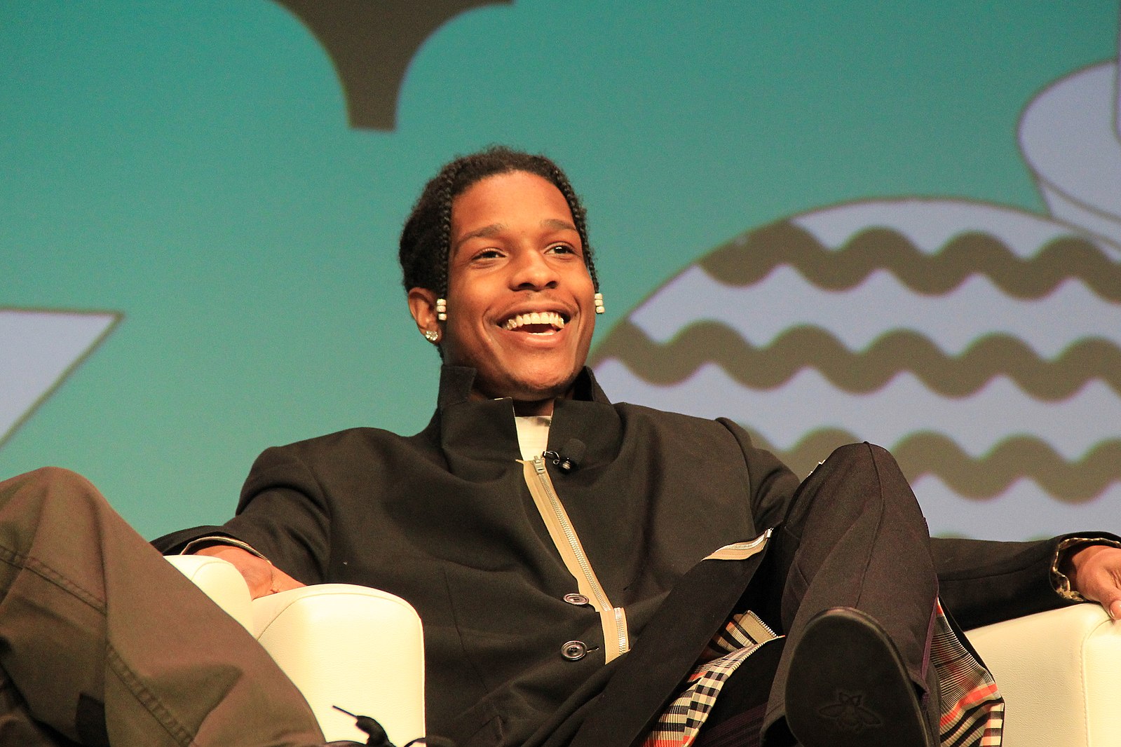 asap rocky rihanna laps