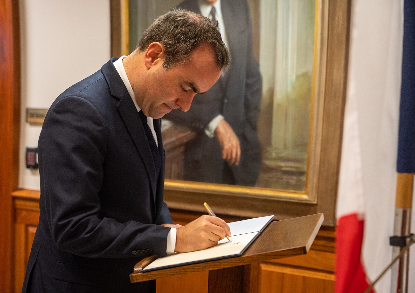 prantsusmaa peaminister ametist tagasi