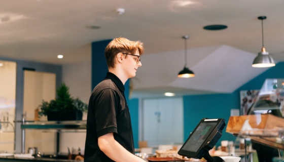 Koolivaheajal jääb 15-aastastele kehtima võimalus töötada kuni kaheksa tundi päevas ja 40 tundi nädalas. Foto on illustratiivne. Pilt: Envato