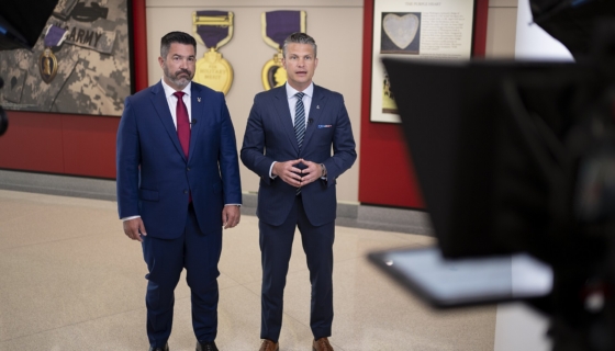 Pentagoni pressiesindaja Sean Parnell ja USA kaitseminister Pete Hegseth. Foto: USA kaitseministeerium