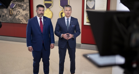 Pentagoni pressiesindaja Sean Parnell ja USA kaitseminister Pete Hegseth. Foto: USA kaitseministeerium