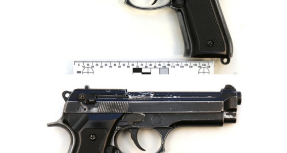 Pärnus politseinikku sihtinud mees kasutas ümberehitatud stardipüstolit. Foto: PPA