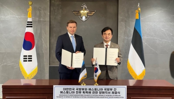 Eesti kaitseminister Hanno Pevkur ja Lõuna-Korea kaitseminister Ahn Gyu-back allkirjastasid kahe riigi kaitsekoostöö leppe. Foto: Kaitseministeerium