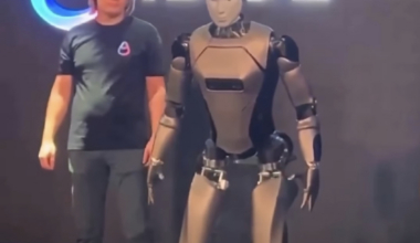 Vene humanoidrobot kukkus esitlusel näoli maha.