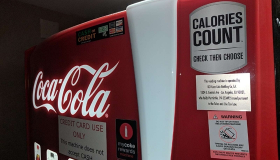 Coca-Cola 2018. aasta vastuoluline kampaania „Kalorid loevad“ pälvis kriitikat, kuna seostas ülekaalu pigem vähese liikumise kui suhkrurikaste jookidega. Foto: Wikimedia / Davidwbarratt