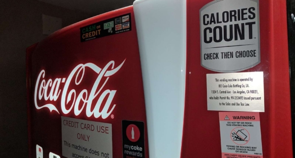 Coca-Cola 2018. aasta vastuoluline kampaania „Kalorid loevad“ pälvis kriitikat, kuna seostas ülekaalu pigem vähese liikumise kui suhkrurikaste jookidega. Foto: Wikimedia / Davidwbarratt